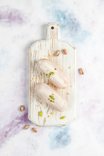 Free photo tasty homemade pistachio eclairs with white chocolate.