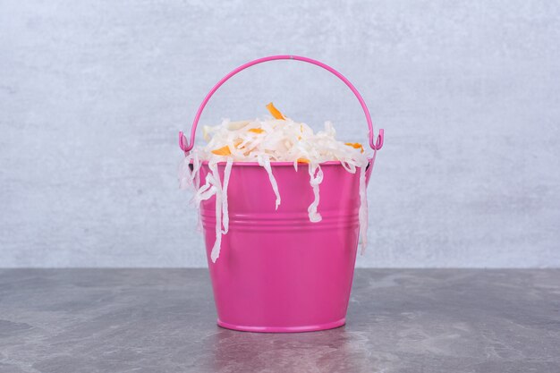 ピンクのバケツでおいしい自家製ザワークラウト。