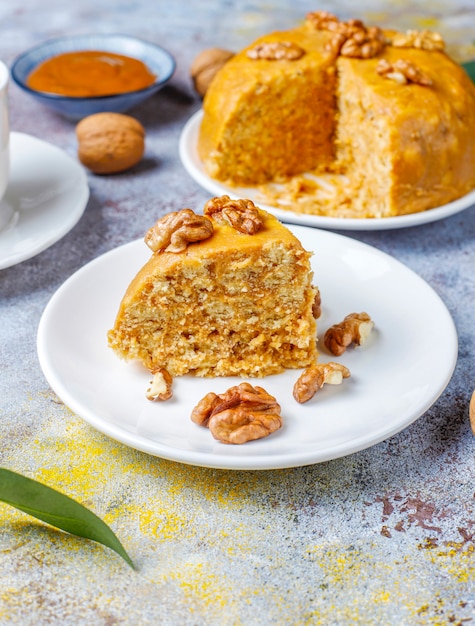 호두와 함께 맛있는 수제 소비에트 전통 개미 집 케이크