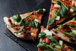 Foto gratuita gustosa pizza tradizionale fatta in casa, ricetta italiana