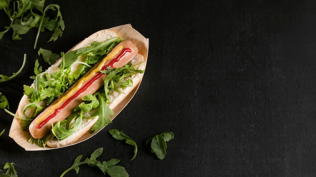 Foto gratuita gustoso hot dog con verdure copia spazio
