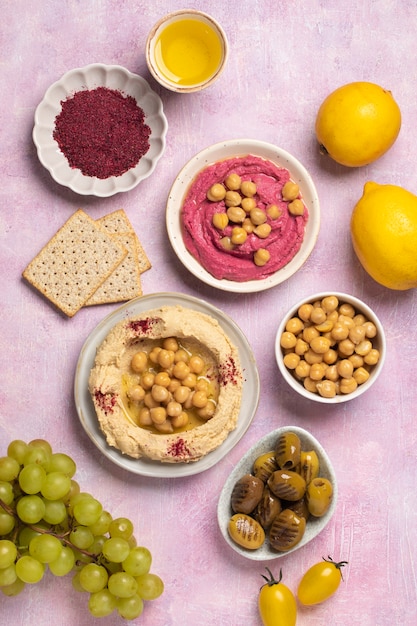 Foto gratuita hummus gustoso sul piatto sopra la vista