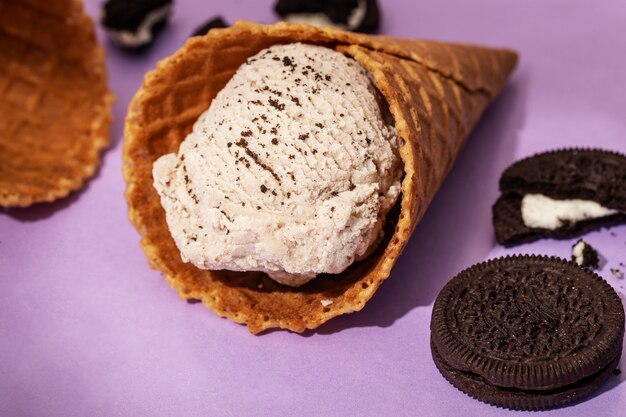 Бесплатное фото Вкусное мороженое с печеньем под высоким углом