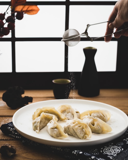 Foto gratuita gustosa ricetta italiana di gnocchi servita su un piatto