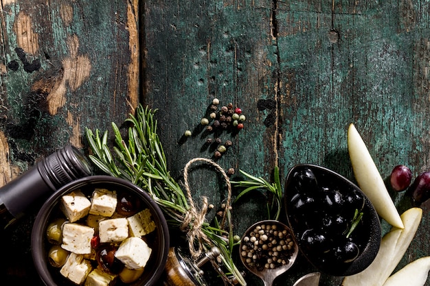 Вкусные итальянские греческие ингредиенты средиземноморской кухни Вид сверху на зеленый старинный деревенский стол выше