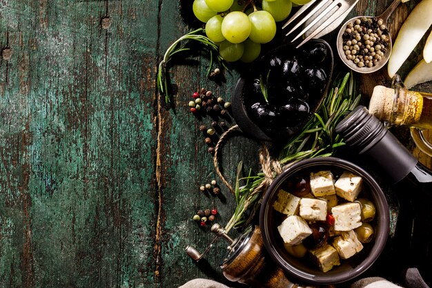 위의 녹색 오래 된 시골 풍 테이블에 맛있는 이탈리아 그리스 지중해 음식 재료 평면도