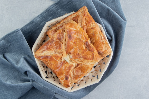 Pasticcerie saporite di khachapuri in canestro di legno.