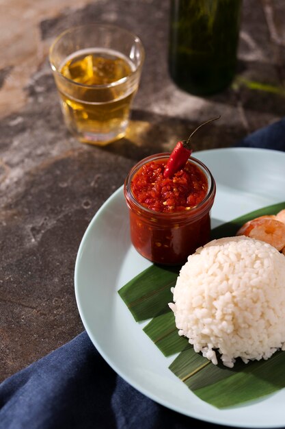 삼발 어레인지가 있는 맛있는 식사