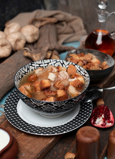 Foto gratuita farina di carne saporita con fetta biscottata sul tavolo