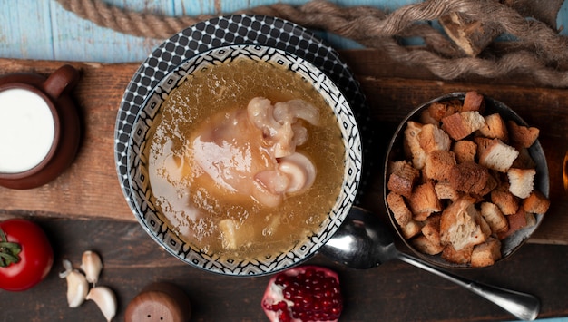 Foto gratuita gustoso pasto a base di carne con fette biscottate sul tavolo