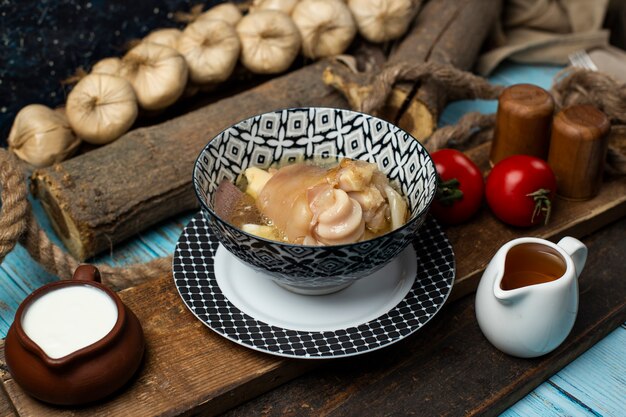 테이블에 비스킷, 요구르트, 토마토와 맛있는 고기 식사