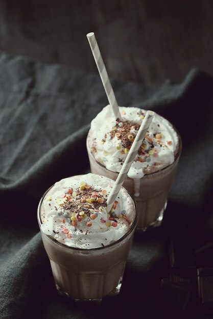 Gustosa bevanda milkshake con paglia