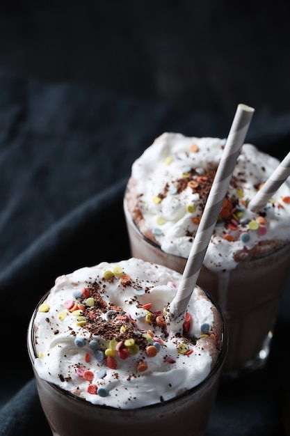 Foto gratuita gustosa bevanda milkshake con paglia