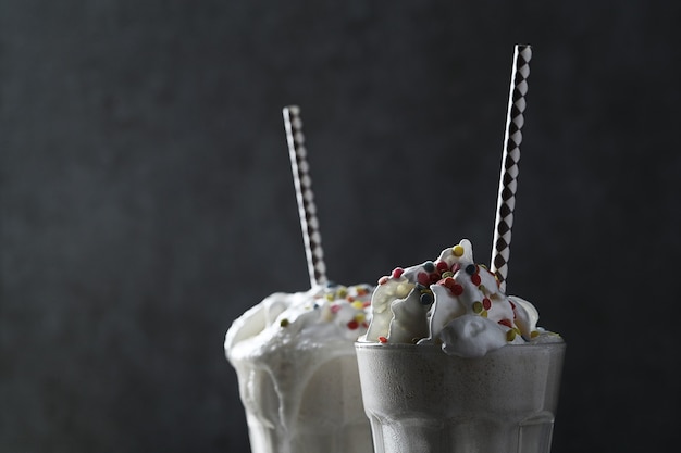 Foto gratuita gustosa bevanda milkshake con paglia