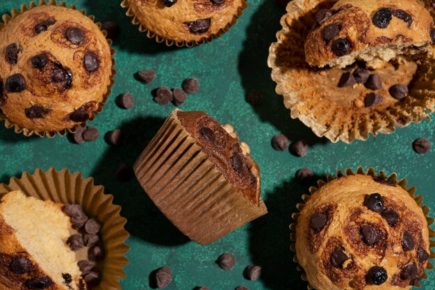 Foto gratuita muffin gustosi con gocce di cioccolato distesi