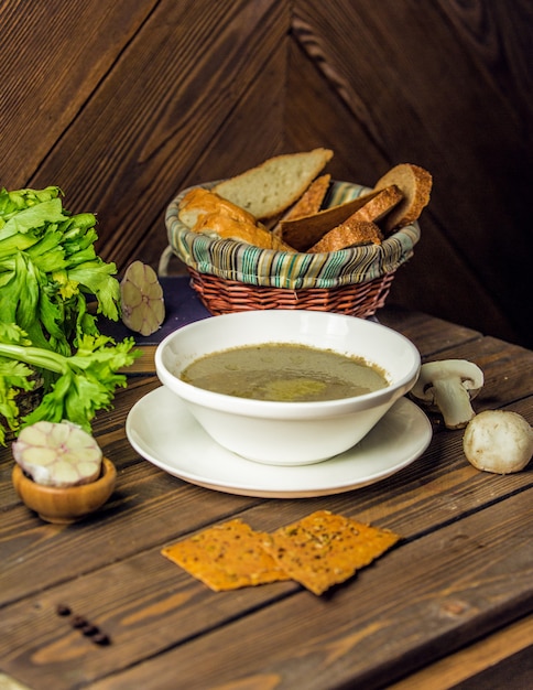 Gustosa zuppa di funghi con fette di pane sottili.