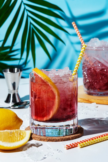 Foto gratuita gustosi negroni con pompelmo e paglia