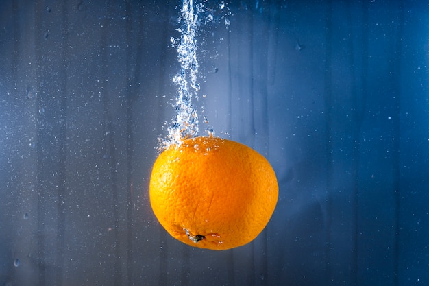 Free photo tasty orange in water