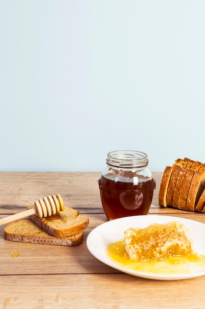健康的な朝食のためのおいしい有機ハニカムとパンのスライス