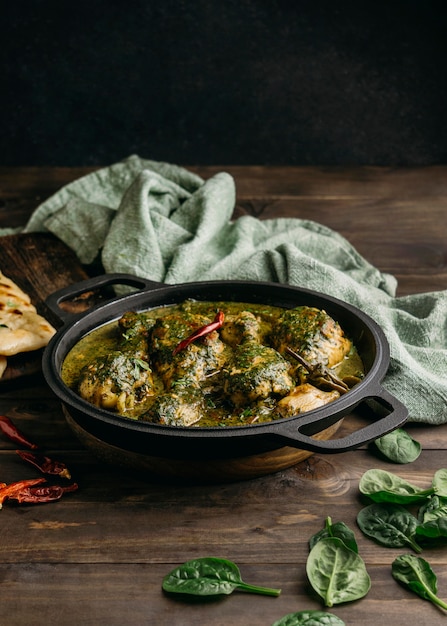 Бесплатное фото Вкусное пакистанское блюдо под высоким углом