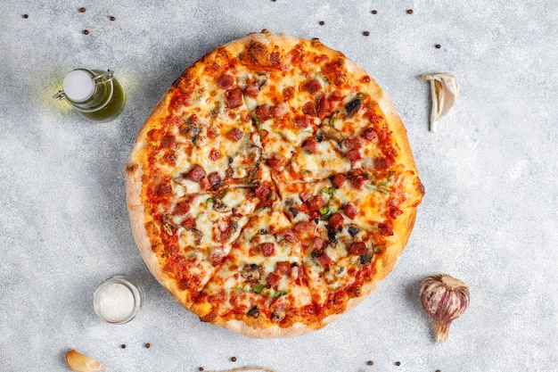 Foto gratuita gustosa pizza ai peperoni con funghi e spezie.