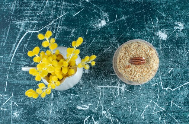 너트와 꽃의 화병과 함께 맛있는 케이크 조각. 고품질 사진