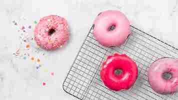 Бесплатное фото Вкусные розовые глазированные пончики