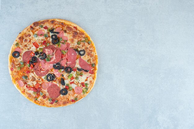 Вкусная пицца отображается на заднем плане. Фото высокого качества