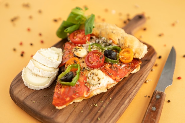 Foto gratuita gustosa pizza su tavola di legno