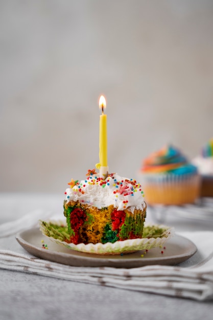 Foto gratuita gustosa cupcake arcobaleno ancora in vita