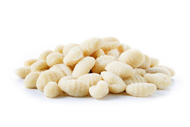 白い背景に隔離された美味しい生のグノッチ