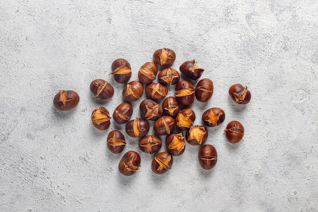 Free photo tasty roasted organic chestnuts.