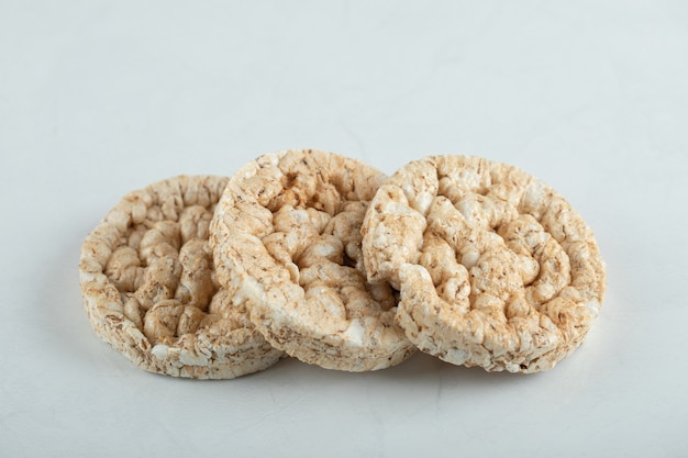 Бесплатное фото Вкусный круглый хрустящий хлеб на серой поверхности