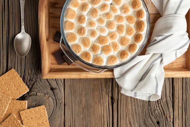 Foto gratuita gustosi dessert s'mores su disposizione dei tavoli