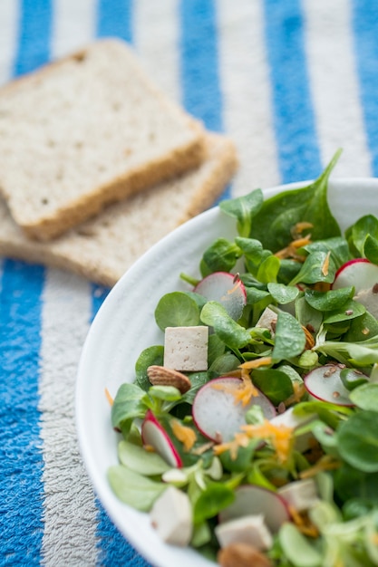 Foto gratuita insalata saporita nel piatto