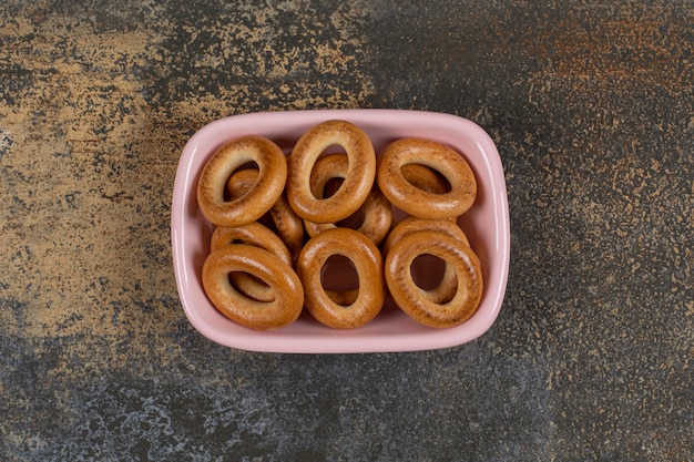 분홍색 그릇에 맛있는 소금에 절인 크래커.