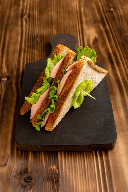 вкусные бутерброды на коричневом деревянном столе