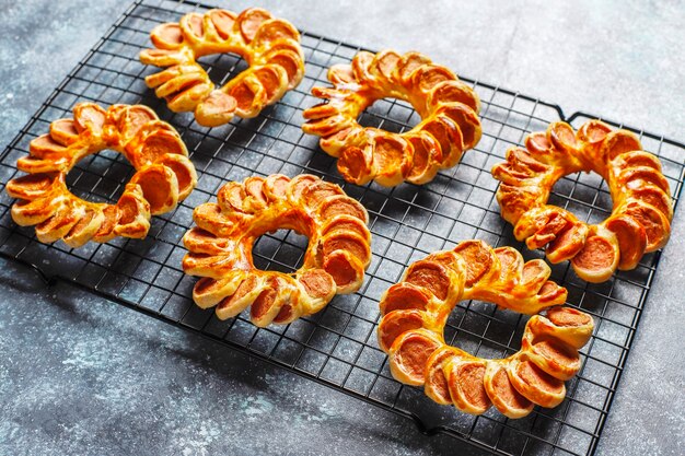 Free photo tasty sausages wrapped in puff pastry.