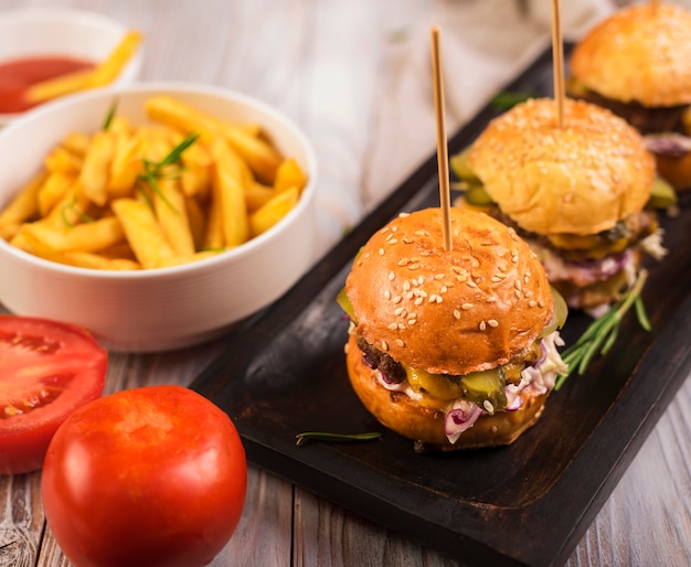 Foto gratuita gustoso set di hamburger e patatine fritte