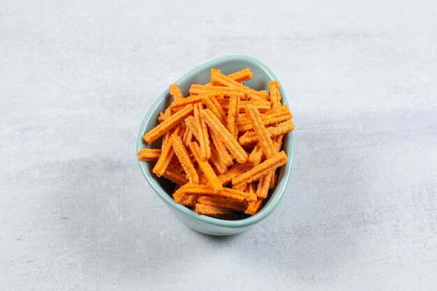 파란색 그릇에 맛있는 스틱 칩.