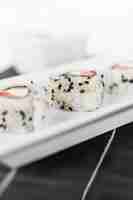 Бесплатное фото Вкусные суши на белом подносе