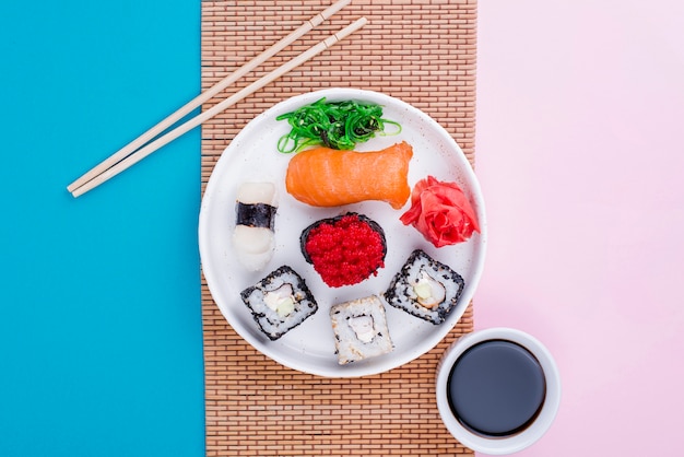 Foto gratuita rotolo di sushi saporito sul piatto