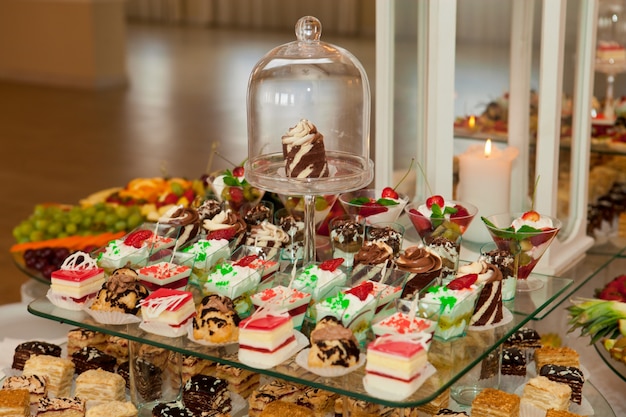 Вкусные и сладкие пирожные на свадебном банкете