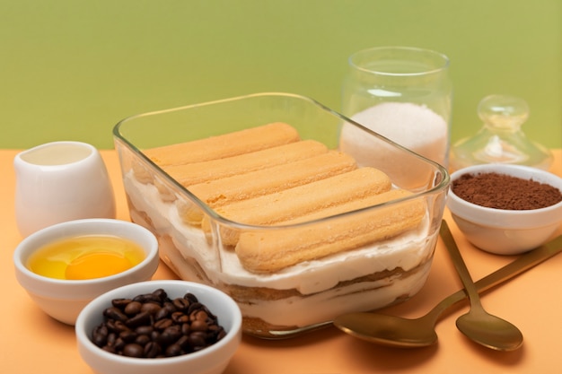 Foto gratuita disposizione gustosa degli ingredienti del tiramisù