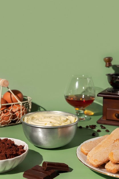 Foto gratuita disposizione gustosa degli ingredienti del tiramisù