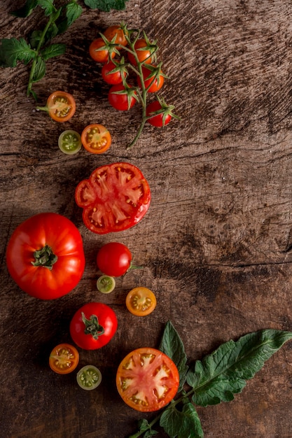 Foto gratuita vista dall'alto di gustosi pomodori disposizione