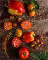 Free photo tasty tomatoes and peppers arrangement