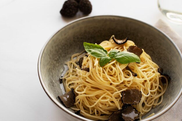 Gustosa pasta al tartufo ad alto angolo