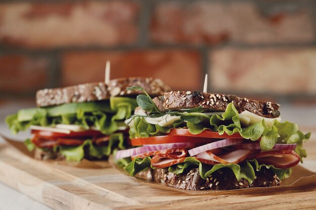나무 테이블 위에 맛있는 채식주의 샌드위치