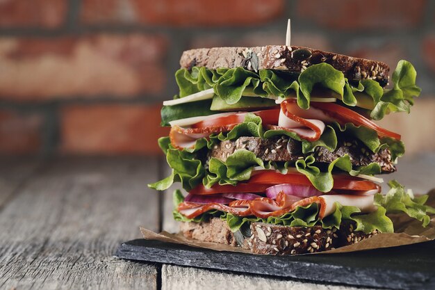 나무 테이블 위에 맛있는 채식주의 샌드위치